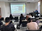 講座中，楊明一老師透過簡報說明「歷史中的人」與「社區中的人」之差異與連結，並以生命故事為媒介，說明歷史學在社區關懷、陪伴與公共實踐中的應用方式，學生專注聆聽並參與課程。