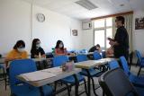 15 老師和學生在課堂寫作練習講解
