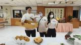 馬來西亞同學與印尼同學介紹著他們國家的美食