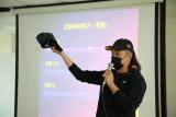 業師說明VR頭罩設備功能