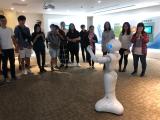 學生與機器人互動