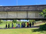 同學們體驗河濱公園的橋下鞦韆