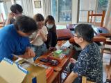 學生向老師請益桌遊設計的意見
