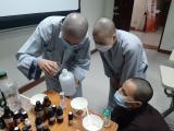 4/27講師帶領學生製作香水。