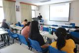 12 學生專注觀看課堂老師播放的TED talk英語影片
