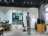 卓勳老師藉由頭戴式設備進行VR體驗內容說明